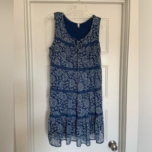 Casual sleeveless dress.